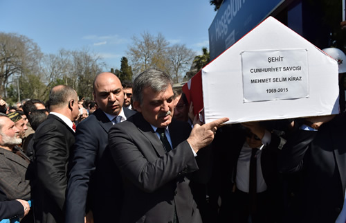 11. Cumhurbaşkanı Gül, Teröristlerce Şehit Edilen Cumhuriyet Savcısı Selim Kiraz'ın Cenaze Namazına Katıldı